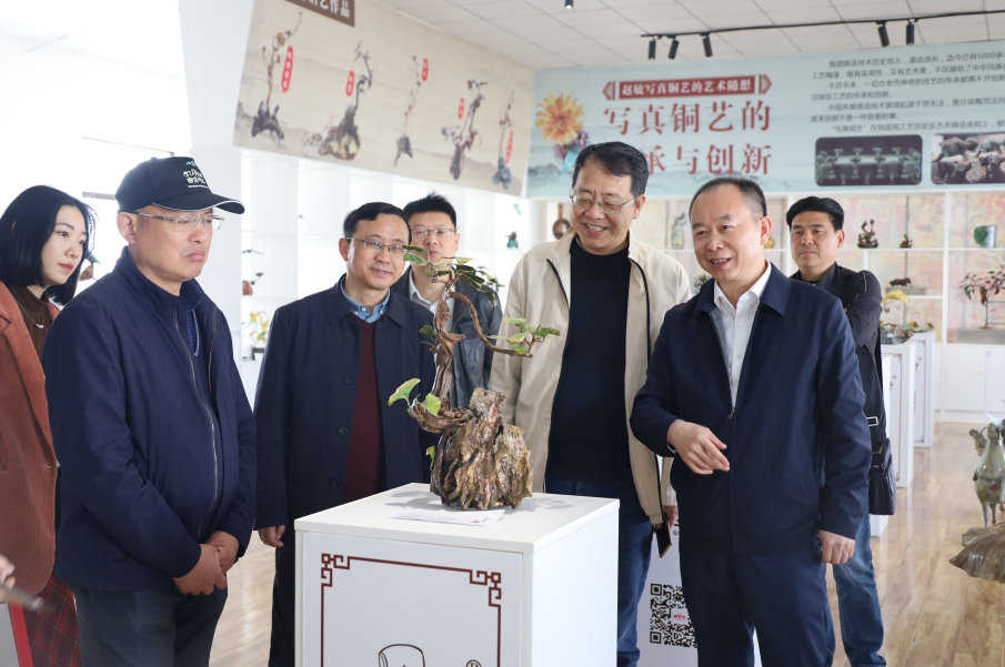安徽省美術(shù)館館長(zhǎng)王嶺一行到銅官府公司參觀調(diào)研