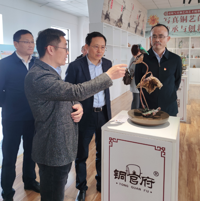 省經(jīng)信廳一級(jí)巡視員吳韋人調(diào)研銅官府